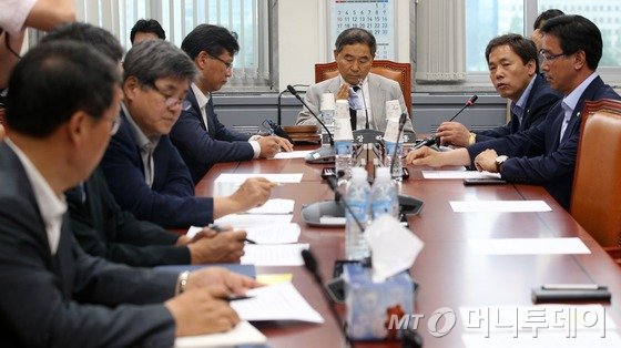 김현권 더불어민주당 의원이 5일 오후 서울 여의도 국회에서 열린 '부정청탁금지법 관련 소위'에서 모두발언하고 있다. 2016.7.5/뉴스1