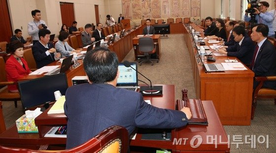 6일 서울 여의도 국회에서 열린 윤리특별위원회 전체회의에서 백재현 윤리특별위원장이 의사봉을 두드리고 있다. 2016.7.6/뉴스1