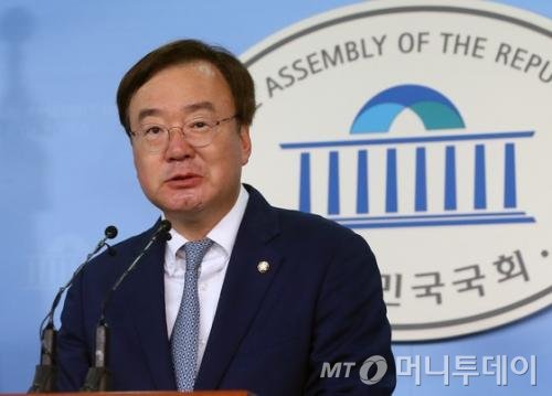 강효상 새누리당 의원이 7일 서울 여의도 국회 정론관에서 '부정청탁 및 금품수수 금지법(일명 김영란법)' 개정안의 적용 대상에서 언론인과 사립학교 교사를 제외하는 대신 국회의원을 포함하도록 하는 개정안 발의 기자회견을 하고 있다.2016.7.7/뉴스1