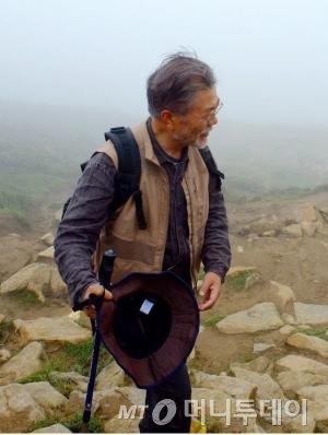 문재인 더불어민주당 전 대표가 네팔 트레킹을 하는 모습. (트위터) 2016.6.27/뉴스1 <저작권자 © 뉴스1코리아, 무단전재 및 재배포 금지>