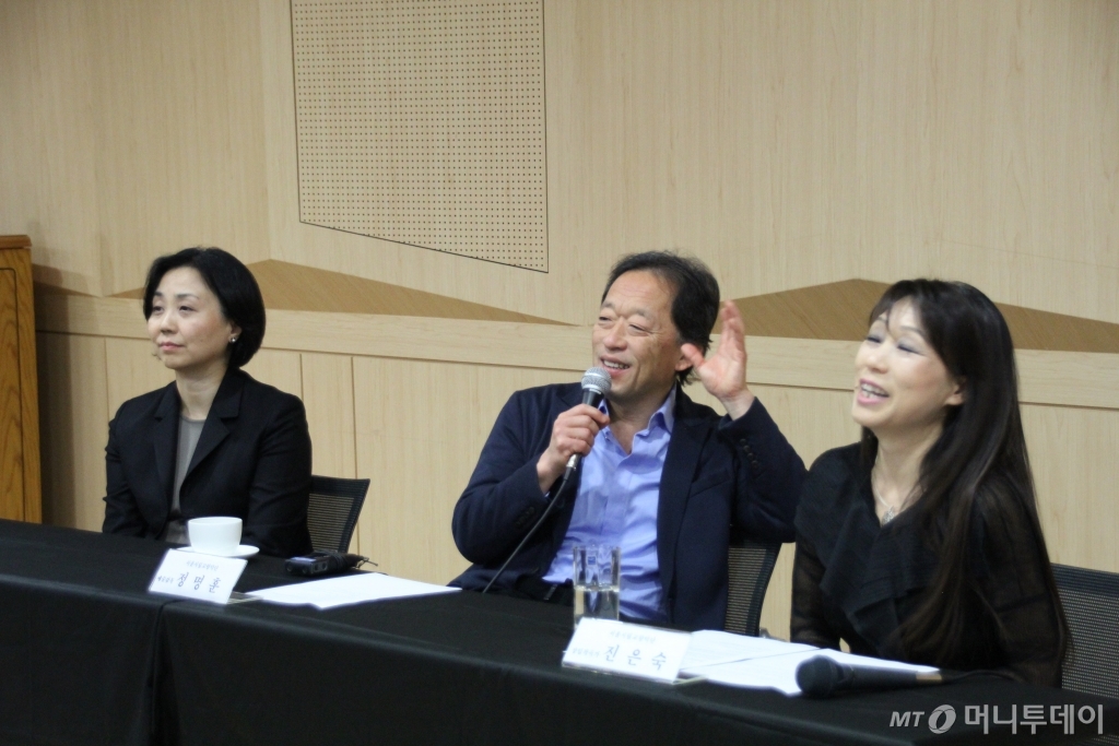 지난 2014년 서울시립교향악단 연습실에서 열린 신년 기자간담회. 이 자리에 박현정(왼쪽) 전 서울시향 대표, 정명훈(가운데) 예술감독, 진은숙 상임작곡가가 참석해 이야기를 나누고 있다.