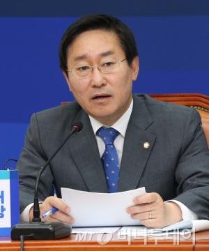 3일 서울 여의도 국회에서 열린 더불어민주당 보수단체 불법자금지원 의혹규명 진상조사 태스크포스(TF) 2차 회의에서 박범계 간사가 모두발언을 하고 있다. 2016.5.3/뉴스1