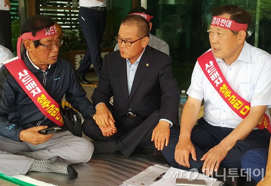 정부의 사드(고고도미사일방어체계) 배치 장소로 경북 성주군이 확실시된다는 언론보도 등이 나오자 13일 오전 김항곤 성주군수(오른쪽), 이재복 사드성주배치 반대범시민비상대책위원장(왼쪽), 백선기 칠곡군수가 성주군청 앞에서 사드 배치 반대 입장을 밝히고 있다. 2016.7.123/뉴스1  <저작권자 &copy; 뉴스1코리아, 무단전재 및 재배포 금지>