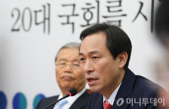 우상호 더불어민주당 원내대표가 13일 서울 여의도 국회에서 열린 비대위원회의에서 모두발언을 하고 있다. 2016.7.13/뉴스1  <저작권자 © 뉴스1코리아, 무단전재 및 재배포 금지>