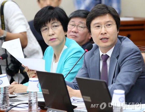 김해영 의원이 28일 오전 서울 여의도 국회 정무위원회 전체회의에서 박승춘 국가보훈처장이 야3당의 해임촉구결의안 등에 대응하기 위해 변호사를 선임해 법률 검토를 진행하고 있다고 주장하고 있다. 2016.6.28/뉴스1