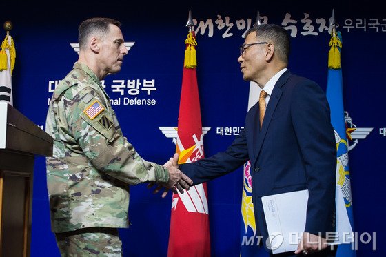 류제승 국방부 국방정책실장과 토마스 밴달(Thomas S.Vandal) 주한미군사 참모장이 8일 서울 용산구 국방부 브리핑룸에서 한미 양국이 북한의 탄도미사일 방어를 위해 미국의 고고도미사일방어체계인 사드(THAAD) 한반도 내 주한미군에 배치하기로 결정했다고 밝힌 후 손을 맞잡고 있다. /사진=뉴스1