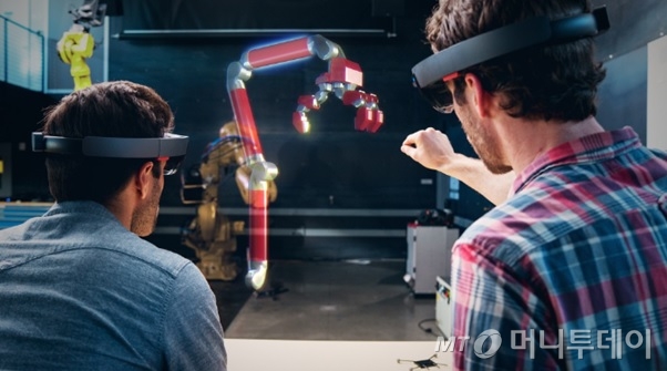 /마이크로소프트(MS)는 증강현실(AR)을 기반으로 한 홀로그램을 개발해 산업군에 적용하고 있다. /제공=MS
