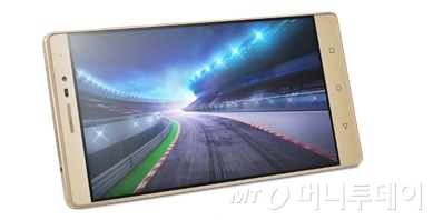 /레노버는 탱고를 플랫폼으로 한 세계 최초의 증강현실(AR) 기반 스마트폰 ‘팹2프로’를 오는 9월 출시할 예정이다.  /제공=레노버