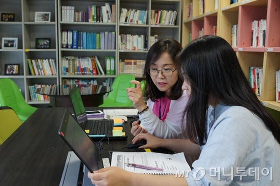 지난 11일 찾은 서울 가산디지털단지에 위치한 이랜드서비스에서 학습근로자와 현장교사가 현장 밀착수업을 진행하고 있다. / 사진=이동우 기자