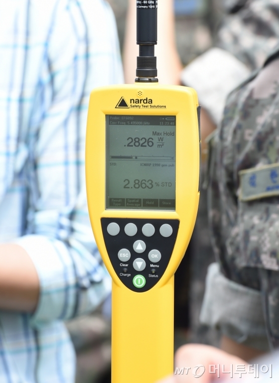 국방부는 14일 출입기자단에게 처음으로 수도권 방어를 한 축을 담당하고 있는 공군의 패트리엇(PAC-2) 기지를 공개했다. 패트리엇 레이더로부터 제일 가까운 40m 앞에서 측정했을 당시 전자파의 최대 수치는 0.2826(W/m2)이다./사진=국방부 제공