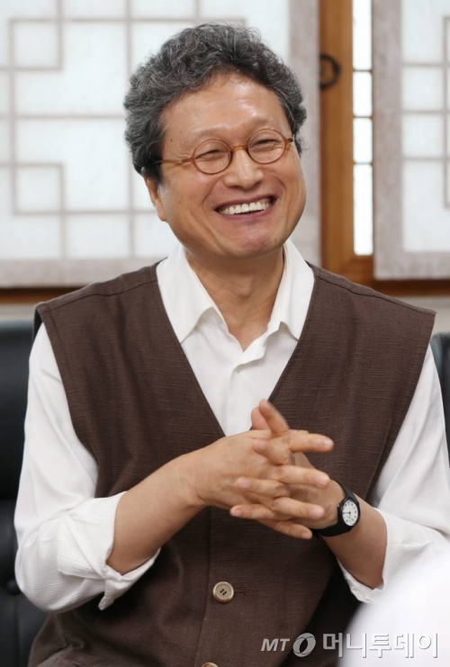 천진기 국립민속박물관장(54)은 "우리 박물관은 '국립'민속박물관이지 '한국'민속박물관이 아니다"라며 "한 개인이 국민이자 우주의 티끌로서 어떤 좌표를 찍고 살아갈 지를 인식하게 돕는 곳이 박물관"이라고 설명했다. /사진=이동훈 기자