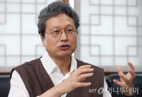 천진기(54) 국립민속박물관은 '1인칭 박물관', '타인 소장품으로 만드는 박물관' 등 다양한 목표를 갖고 있다. 그는 "박물관을 통해 사람들이 재미를 얻는 것은 물론, 위로받고 치유될 수 있기를 바란다"고 말했다. /사진=이동훈 기자