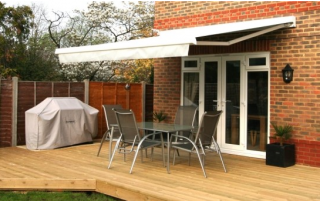 카페 등 상업 공간에 주로 쓰이는 어닝을 가정용으로 활용한 모습./사진=네이버 블로그.