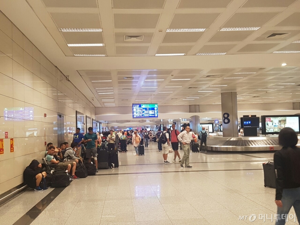 15일 저녁 터키 군부의 일부가 군사 쿠데타를 일으킨 가운데, 16일 새벽 터키 이스탄불 아타튀르크 국제공항 내 대합실에 발이 묶인 승객들이 불안한 마음으로 상황이 호전되기를 기다리고 있다./사진=이스탄불(터키) 강기준 기자