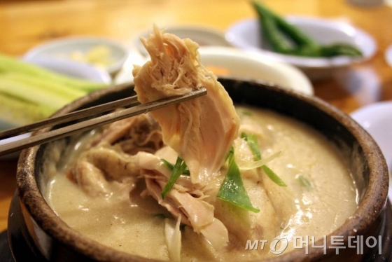 삼계탕을 비롯한 각종 닭요리는 복날 인기 메뉴 중 하나다. 다만 가금류 조리 과정에서 식중독균에 노출 될 수 있어 유의해야한다.
/사진=머니투데이