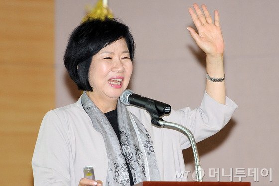 손혜원 더불어민주당 의원이 17일 오후 광주 남구청 8층 대회의실에서 '지방자치단체도 브랜드다'라는 주제로 특별 강연을 하고 있다. 2016.6.17/뉴스1 <저작권자 © 뉴스1코리아, 무단전재 및 재배포 금지>