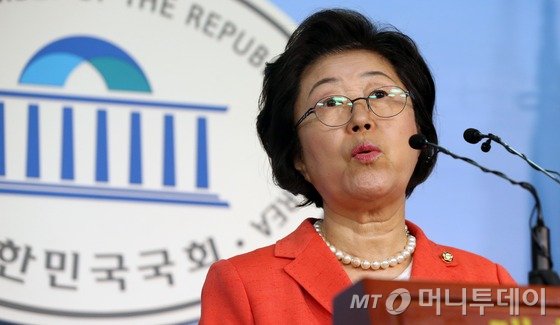 이은재 새누리당 의원이 18일 오전 서울 여의도 국회에서 새누리당 최고위원 출마선언을 하고 있다. 이은재 새누리당 의원은 "정권 재창출 제단에 이 한 몸 바치겠다"며 8·9 전당대회 최고위원 출마를 선언했다. 2016.7.18/뉴스1 <저작권자 © 뉴스1코리아, 무단전재 및 재배포 금지>