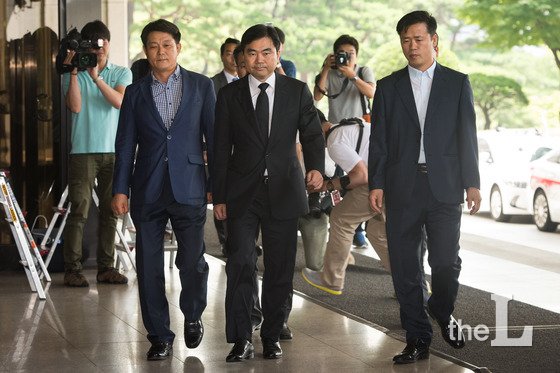 넥슨 비상장 주식을 이용, 100억원대 시세차익을 올려 논란이 된 진경준 검사장(49·법무연수원 연구위원)이 14일 서울 서초구 중앙지검에 출석하고 있다.   '진경준 주식대박' 사건을 수사 중인 이금로 특임검사팀은 이날 오전 진 검사장을 피의자 신분으로 소환했다. 진 검사장은 김정주 NXC(넥슨 지주회사) 대표(48)의 편의를 봐주고, 넥슨 비상장 주식을 받아 126억원의 '주식 대박'을 쳤다는 혐의를 받고 있다. 또, 진 검사장은 한진그룹에 대한 수사 무마를 해주는 대가로 처남 강모씨(46)명의의 청소 용역업체가 그룹 계열사로부터 일감을 몰아받게 해줬다는 의혹도 받고 있다./사진=뉴스1