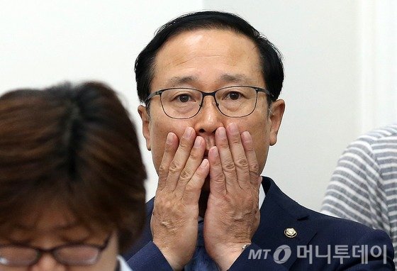 홍영표 국회 환경노동위원회 위원장이 15일 오전 서울 여의도 국회에서 기자회견을 열기에 앞서 얼굴을 만지고 있다. 새누리당은 전날 국회 환노위에서 고용노동부 예비비 지출·수입 건을 홍 위원장 등 야당이 강행 처리한 것에 대해 홍영표 국회 환경노동위원회 위원장의 사퇴를 요구하며 이날 모든 상임위 보이콧을 선언했다. 2016.7.15/뉴스1  <저작권자 © 뉴스1코리아, 무단전재 및 재배포 금지>