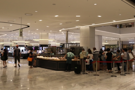 신세계 김해점은 매장을 '하이브리드'(혼성)로 구성했다. 해외유명브랜드 등 고급제품 매장들 속 삼송빵집이 중앙에 자리잡은 1층 모습 /사진제공=신세계