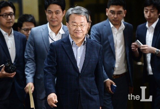 '정운호 게이트'에 연루돼 변호사법 위반 및 특정범죄가중처벌법상 조세포탈 혐의로 구속된 검사장 출신 홍만표 변호사가 2일 새벽 서울 서초동 서울중앙지검을 나와 구치소로 향하고 있다. 홍 변호사는 상습도박 혐의를 무마해주고 지하철 매장 입점을 도와준다는 명목으로 정운호 네이처리퍼블릭 대표로부터 5억원을 받은 혐의 등으로 구속됐다. 2016.6.2/사진=뉴스1