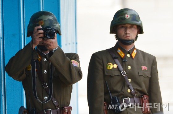 경기도 파주 비무장지대 내 판문점에서 지난 5월12일 북한 병사들이 빈센트 브룩스 신임 한미연합사령관 겸 주한미군사령관과 이순진 합참의장이 판문점을 둘러보며 대화하는 모습을 카메라로 촬영하고 있다. /사진=뉴스1