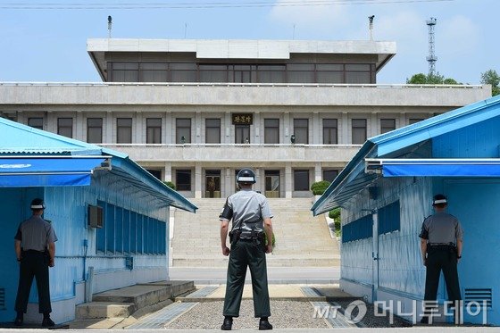 지난 6월8일 판문점 공동경비구역에서 남북 군인이 군사분계선을 사이에 두고 마주보고 있다. (한미연합군사령부 제공) /사진=뉴스1