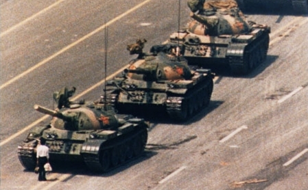 1989년 중국 천안문 사태 당시 탱크 행렬을 막아선 한 시민