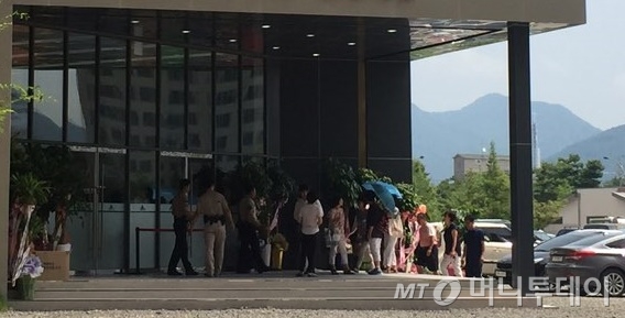 경기도 하남시 덕풍동 하남미사 신안인스빌 모델하우스. 청약 당첨자들이 계약을 하기 위해 모델하우스를 방문하고 있다. /사진=배규민