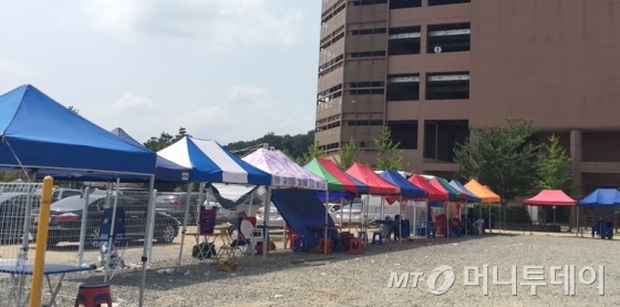 경기도 하남 미사강변지구 내 아파트 단지 중 가장 높은 청약 경쟁률을 기록한 신안인스빌 모델하우스 앞에 떴다방(이동식 중개업소)들이 줄지어 있다. /사진=배규민