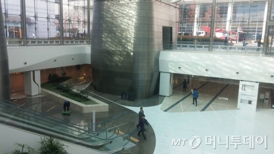 지난해 말 리노베이션을 마친 코엑스는 임대 공간을 기존 13만2000㎡에서 15만4000㎡로 확장하며 부동산 임대 수익 창출에 안간힘을 쓰고 있다. /사진=민동훈 기자