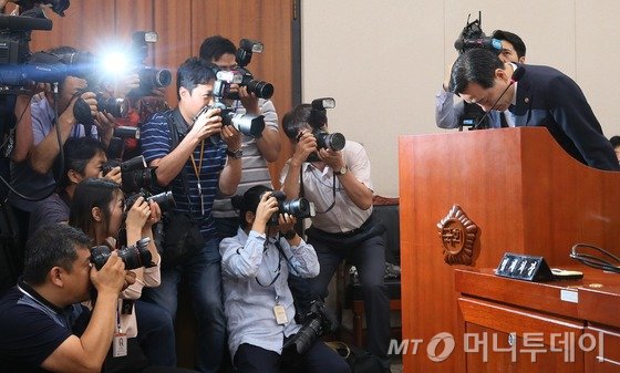 13일 오후 서울 강남구 강남경찰서에서 경찰 관계자들이 오가고 있다. 이날 서울 중앙지검 특수1부는 정운호 네이처리퍼블릭 전 대표의 법조 로비 의혹 수사와 관련해 금품수수혐의를 받아 체포된 김모 경위의 강남경찰서 강력팀 사무실을 압수수색했다. 2016.7.13/뉴스1 <저작권자 © 뉴스1코리아, 무단전재 및 재배포 금지>