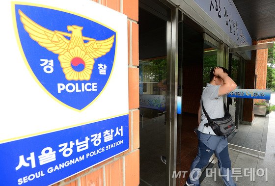 김수남 검찰총장이 19일 서울 서초동 대검찰청으로 출근하고 있다.김 총장은 전날 열린 전국고검장 간담회에서 진경준 검사장(49·법무연수원 연구위원)이 뇌물수수혐의로 구속된 것과 관련, "진상을 낱낱이 밝히고 불법수익을 박탈하겠다"며 내부 청렴 강화 대책 등을 논의했다. 2016.7.19/뉴스1 <저작권자 © 뉴스1코리아, 무단전재 및 재배포 금지>