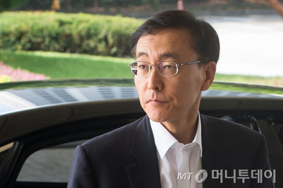 넥슨 비상장 주식을 이용해 100억원대 시세차익을 올려 논란이 된 진경준 검사장(49·법무연수원 연구위원)이 14일 서울 서초구 중앙지검에 출석하며 취재진의 질문에 답하고 있다. '진경준 주식대박' 사건을 수사 중인 이금로 특임검사팀은 이날 오전 진 검사장을 피의자 신분으로 소환했다. 진 검사장은 김정주 NXC(넥슨 지주회사) 대표(48)의 편의를 봐주고, 넥슨 비상장 주식을 받아 126억원의 '주식 대박'을 쳤다는 혐의를 받고 있다. 또, 진 검사장은 한진그룹에 대한 수사 무마를 해주는 대가로 처남 강모씨(46)명의의 청소 용역업체가 그룹 계열사로부터 일감을 몰아받게 해줬다는 의혹도 받고 있다. 2016.7.14/뉴스1 <저작권자 © 뉴스1코리아, 무단전재 및 재배포 금지>