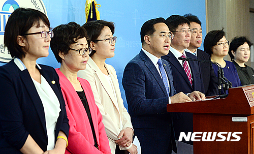 21일 서울 여의도 국회 정론관에서 더불어민주당, 국민의당, 정의당 등 야3당 의원들이 기자회견을 갖고 '공영방송 지배구조 개선안'을 소개하고 있다.
이날 기자회견에는 국회 미래창조방송통신위원회(미방위) 소속 더민주 박홍근·문미옥·권미혁·이재정 의원, 국민의당 김경진·신용현 의원 등이 참석했다. 2016.07.21./사진=뉴시스