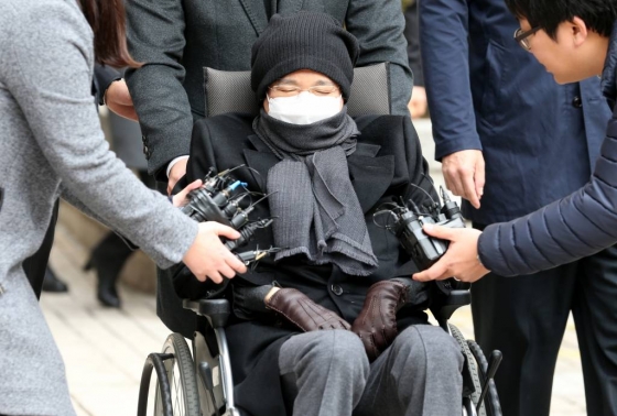 기업비리혐의로 기소된 이재현 CJ그룹 회장이 지난해 12월15일 서초구 서울고등법원에서 파기환송심 선고공판을 받은 뒤 법원을 나서고 있다./사진제공=뉴스1