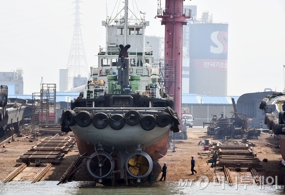 14일 오전 인천시 동구 만석부두에 위치한 한 조선소에서 작업자들이 중소형 선박을 수리하고 있다. 2016.6.14/뉴스1  <저작권자 &copy; 뉴스1코리아, 무단전재 및 재배포 금지>