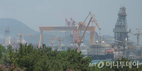 【거제=뉴시스】조수정 기자 = 23일 오전 조선업 위기로 구조조정이 본격화된 경남 거제시 대우조선해양의 모습. 이날 새누리당 정진석 원내대표와 더불어민주당 김종인 비상대책위원회 대표가 대우조선해양을 찾아 노조 등 현장 종사자들과 경영진의 의견을 청취했다.  2016.05.23.<br />  <br />   chocrystal@newsis.com