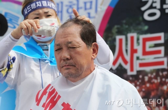 사드(THAAD.고고도미사일방어체계) 배치 반대 집회를 위해 상경한 김항곤 성주군수가 21일 오후 서울역 광장에서 삭발을 하고 있다./사진=이동훈 기자