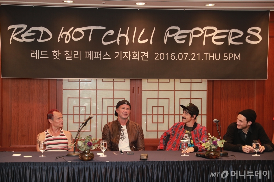 22일 지산포레스트 리조트에서 14년 만에 내한무대를 여는 레드핫칠리페퍼스. 왼쪽부터 플리(베이스), 채드 스미스(드럼), 앤소니 키에디스(보컬), 조시 클링호퍼(기타). /사진제공=CJ E&M