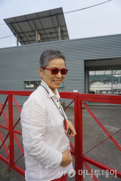 한국 현대미술의 산실로 불리는 토탈미술관을 배경으로 사진 촬영에 응한 노준의 토탈미술관장. /사진=김지훈 기자