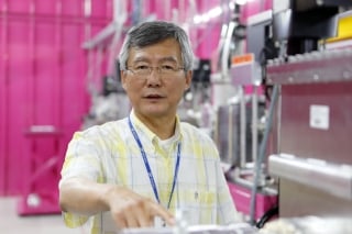 직선형 긴 건물은 4세대 방사광가속기(위 화살표), 아래 둥근 원형의 건물은 3세대 가속기이다. /사진=포스텍