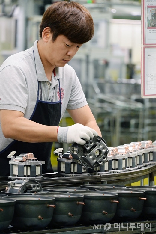 경상남도 창원시 성산구 가음정동에 위치한 창원 1공장 내 냉장고 컴프레서 생산라인에서 LG전자 직원이 인버터 리니어 컴프레서를 생산하고 있다./사진제공=LG전자