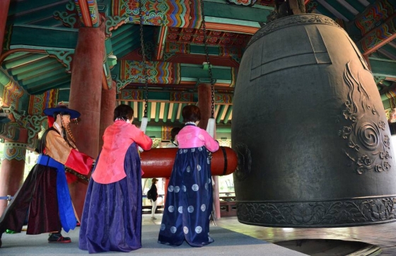 현재 서울 종로구에 있는 보신각종은 1985년 새롭게 주조된 것이다. 보물 2호로 지정된 기존의 종은 보존을 위해 같은 해 국립중앙박물관으로 옮겨졌다. 사진은 지난달 7일 진행된 보신각 상설타종행사에 참가한 외국인 관광객들이 종을 치는 모습. /사진=뉴시스