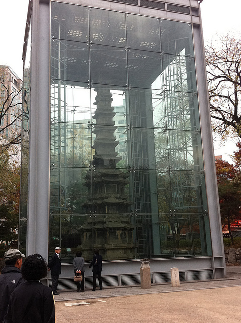 원각사지 십층석탑의 현재 모습. 2000년부터 훼손을 막기 위해 유리 보호각을 씌워놓은 상황이다. /사진=letscc