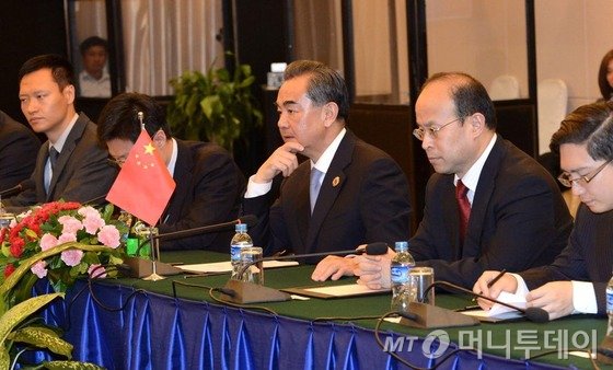 왕이 중국 외교부장이 25일 오전(한국시간) 라오스 비엔티안 국립컨벤션센터(NCC)에서 열린 한중 외교장관 회담에서 윤병세 외교장관 등과 대화를 나누고 있다.(외교부) /사진=뉴스1