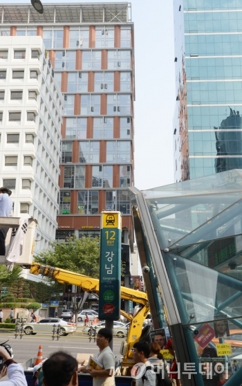 우병우 청와대 민정수석의 아내와 자매들이 서울 강남역 부근 1300억원대 부동산을 넥슨에 매각하는 과정에서 뇌물수수 등으로 구속된 진경준 검사장이 개입돼 있다는 의혹이 한 언론의 보도로 제기 되고 있다. 한편 우 수석은 18일 입장자료를 내고 '정상적 거래'라고 의혹을 전면 부인했다. 사진은 18일 넥슨 코리아가 우수석의 아내와 자매들로 매각한 부지 위에 새로 지어진 '강남역 센트럴푸르지오시티(빨간색 건물)'의 모습. <저작권자 © 뉴스1코리아, 무단전재 및 재배포 금지>