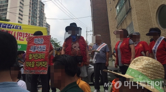 박원순 서울시장이 지난 25일 찾은 종로구 성곽마을 행촌동 재생사업 현장에서 한 민원인이 재개발로 인해 집을 잃었다며 박 시장에게 매달려 울부 짖으며 호소하고 있다. 인근에 있던 다른 일부 주민들은 "보상을 받고도 저렇게 주장한다"며 민원인의 주장에 대해 반발하면서 재개발 이해관계자들 간에 고성이 오고 갔다. /사진=@배규민 기자