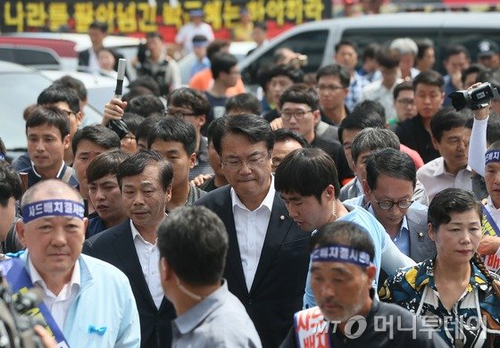 정진석 새누리당 원내대표 등이 26일 경북 성주군 성주군청에서 열린 '사드배치 관련 성주 군민과의 간담회'에 참석하고 있다. 2016.7.26/뉴스1  <저작권자 © 뉴스1코리아, 무단전재 및 재배포 금지>