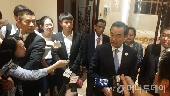 왕이 중국 외교부장이 25일 오전(한국시간) 라오스 비엔티안 국립컨벤션센터(NCC)에서 열린 한중 양자회담에서 취재진의 질의에 답하고 있다. /사진=뉴스1